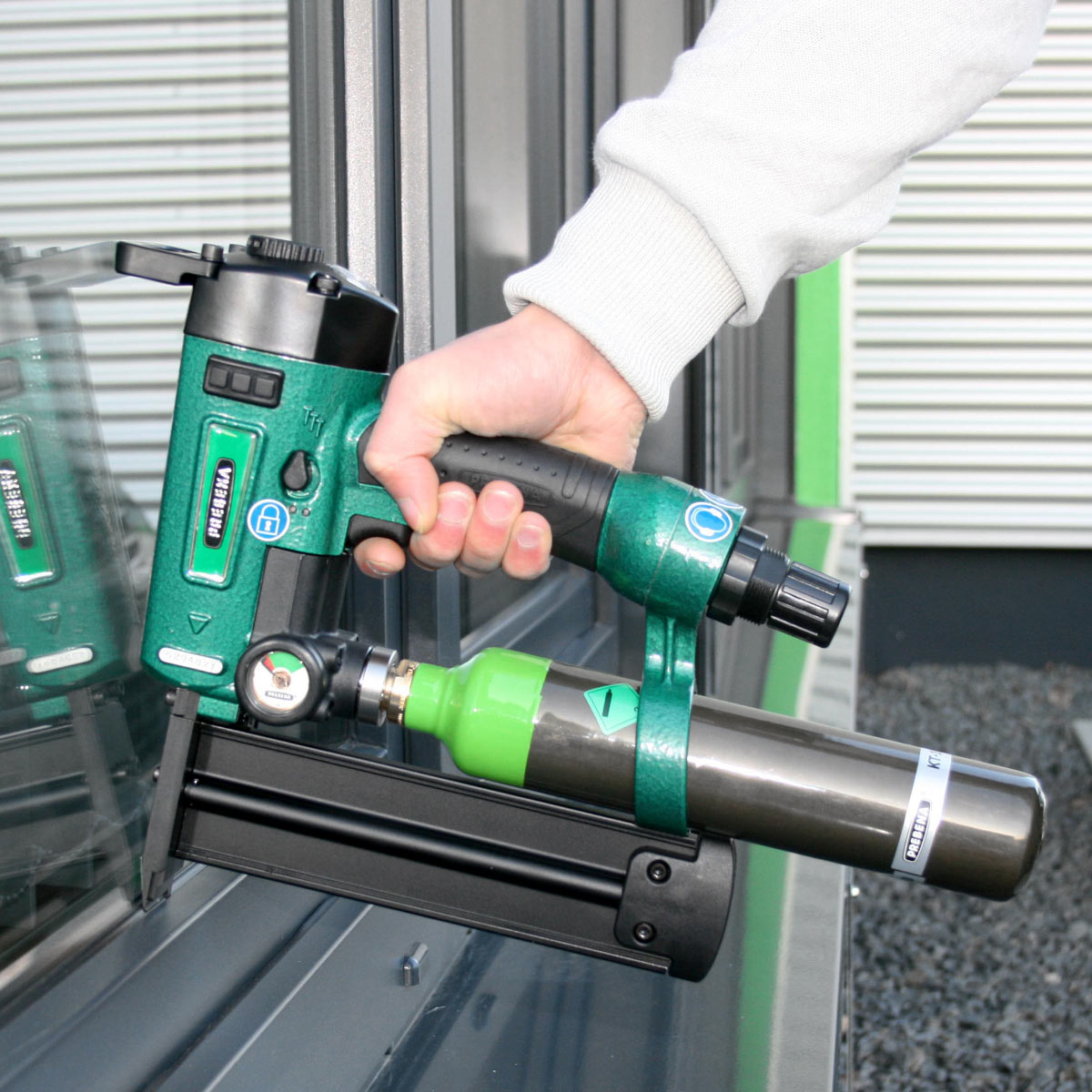 Druckluftnagler PKT-2-J50SD-SVN mit DL-Kartusche KT-1000 in metaBox